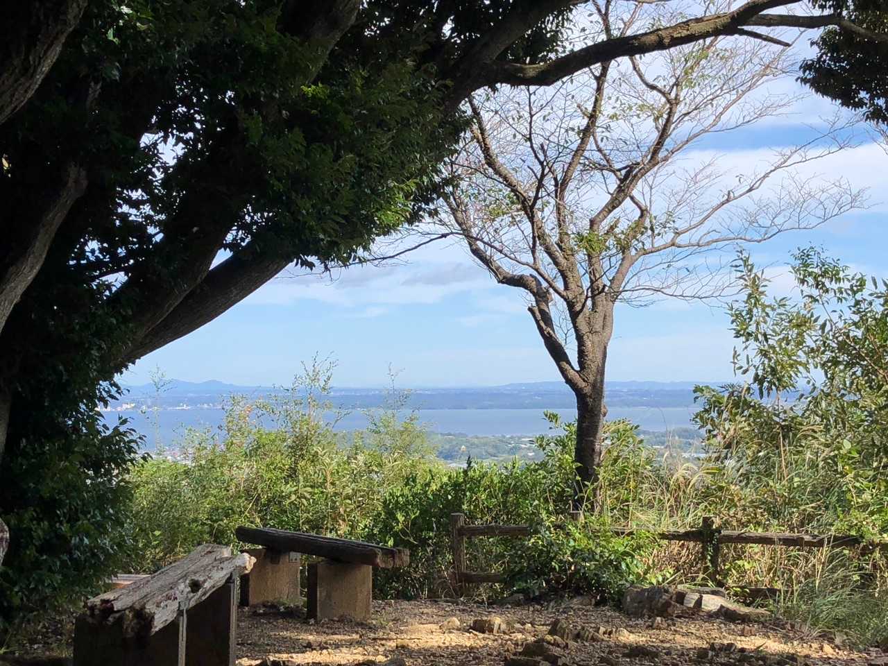 山頂に到着。富士山を期待していましたが東の空は雲がかかっていて見えず。