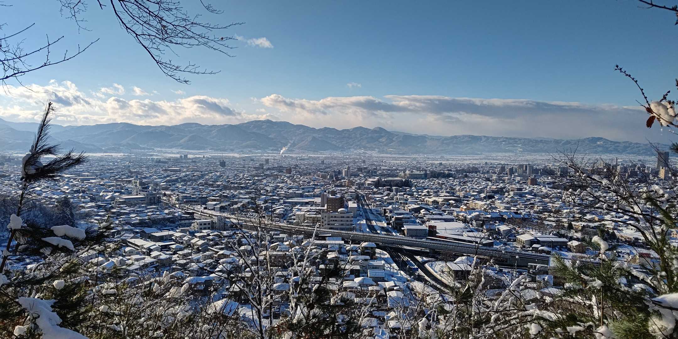 空気も清んで最高の眺め😊
山伏山山頂手前と護摩山手前の登りは急で滑るから大変かも🤔
だがしかし👍
道幅拡大してきたよ💪
登った感がたまらない😍
素敵な雪山&天気でした😊