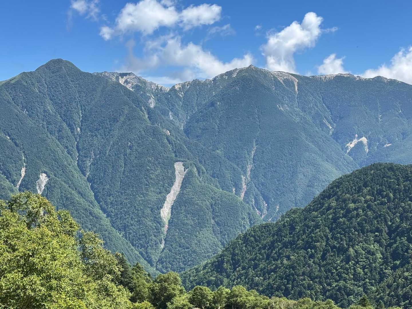 北岳 | 巨大な岩壁を抱く日本第2の高峰へ、池塘や花々に癒されながら挑むの写真