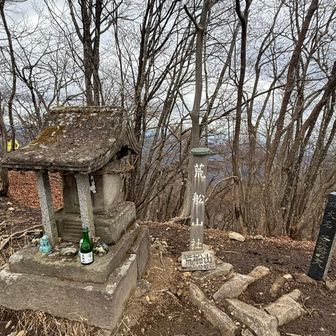 山頂には特に休む場所も無いので立って補給