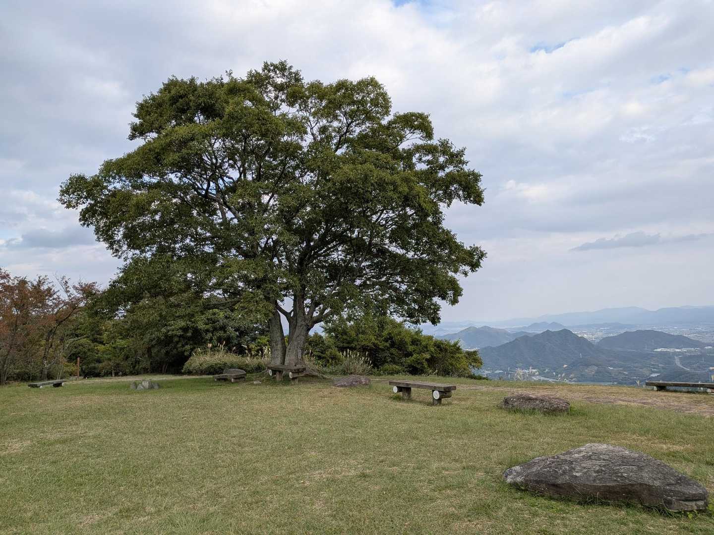 山頂到着。風があり肌寒い。