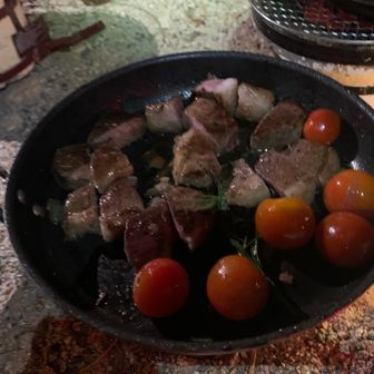 猪肉は鹿肉より滋味があります。
赤ワインとバターのソースで。