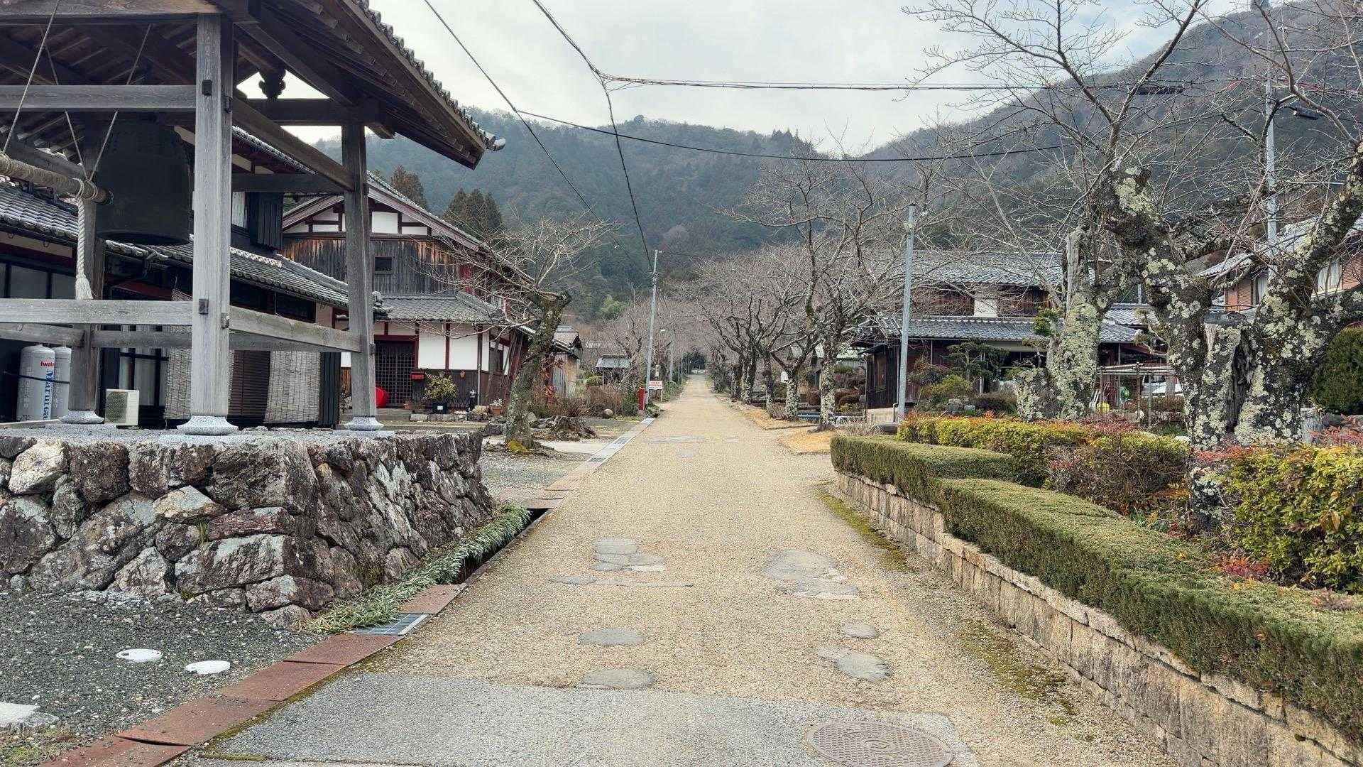 着いたのはお寺の私有地内。参拝者用の駐車場は停められません！その手前の駐車場🅿️なら、「関係者以外の方以外の事故に関しては責任を負いません」と書いているので、ここなら一応停めていいんだなと思い、車を停めます。YAMAPが示す駐車場は時として、本当にいいのか？というところがあるので注意⚠️