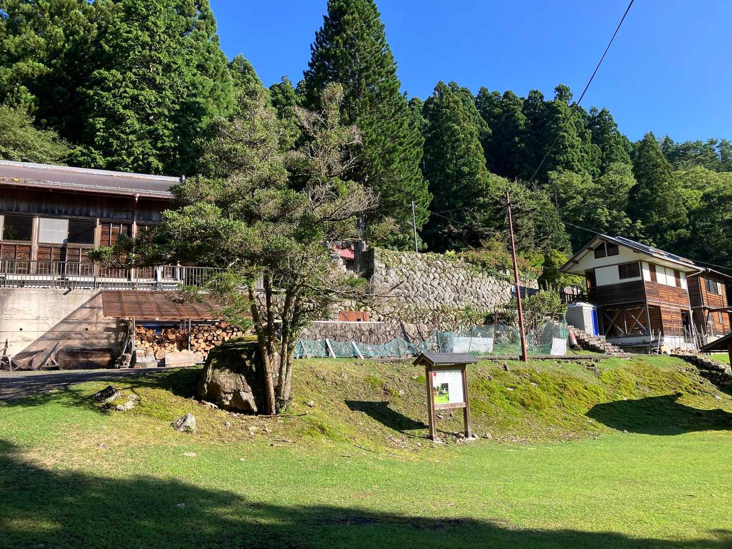 小仲坊に到着。
雲一つない快晴、厚くなりそうです。