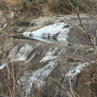袋田の滝の上部は半分凍っています