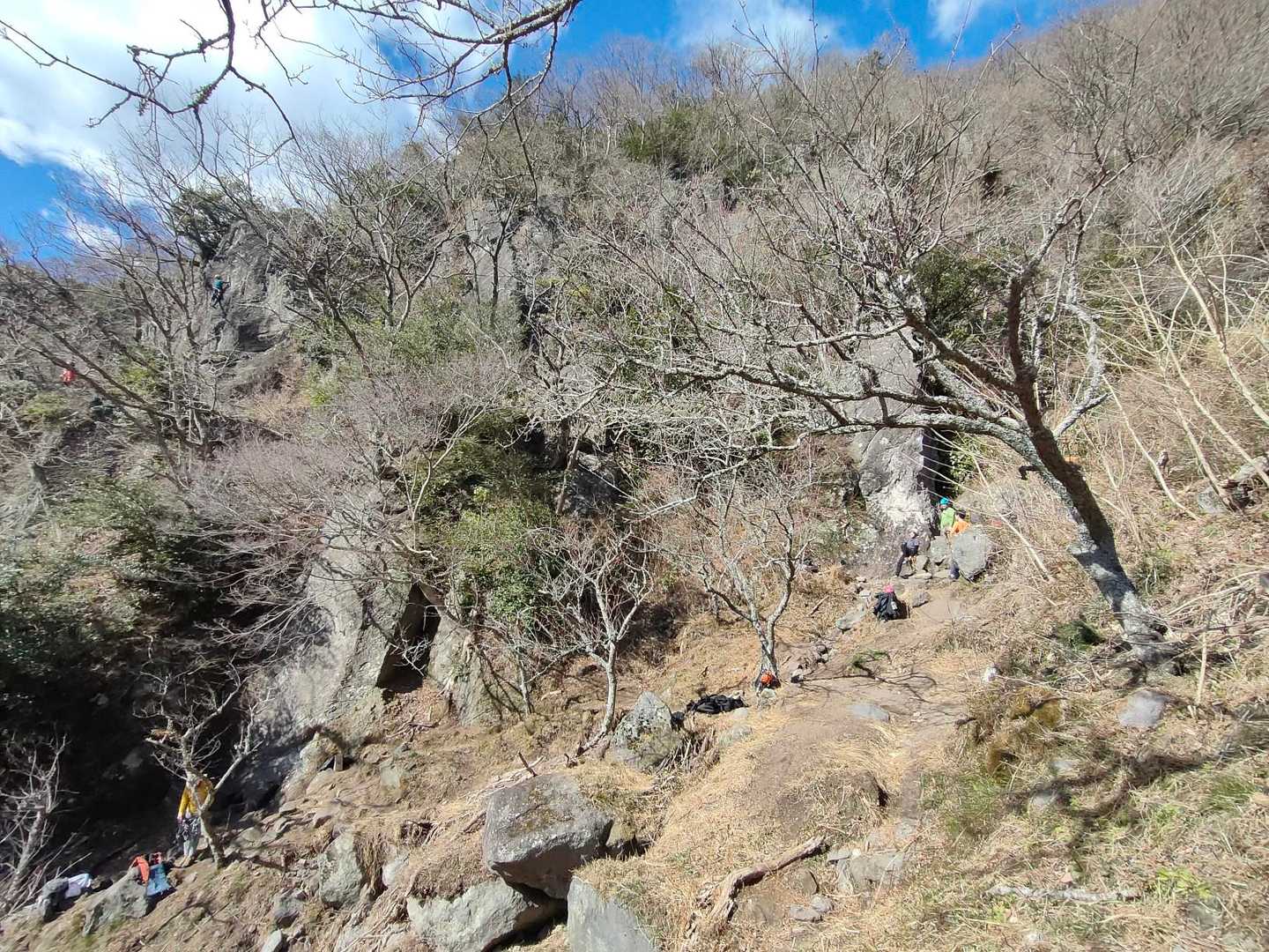 この奥の岩でロッククライミングやってました、撮影時は登ってる人無し