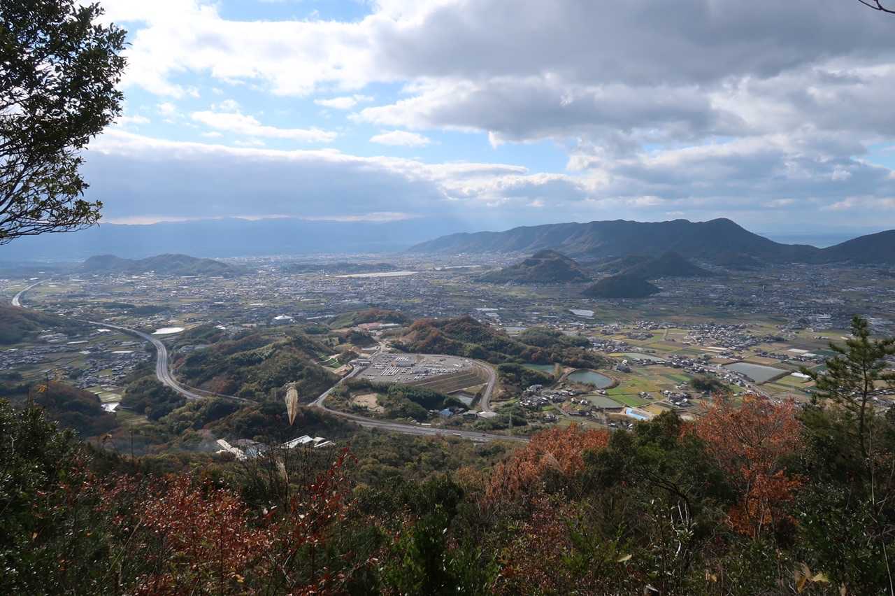下山途中、三豊市方面^ ^
七宝山が見えまする