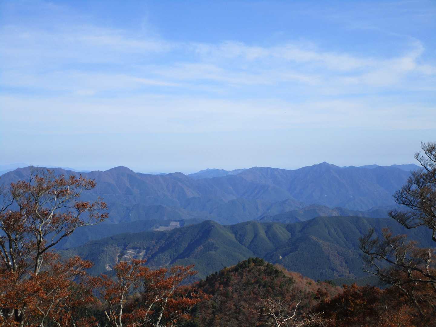 素晴らしい山並みを見ながらの稜線歩き、最高！