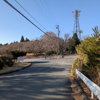 本宮山頂 駐車場入口。行く道