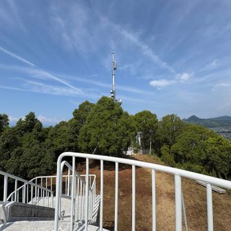 頂上にテレビ局の施設🗼がある
