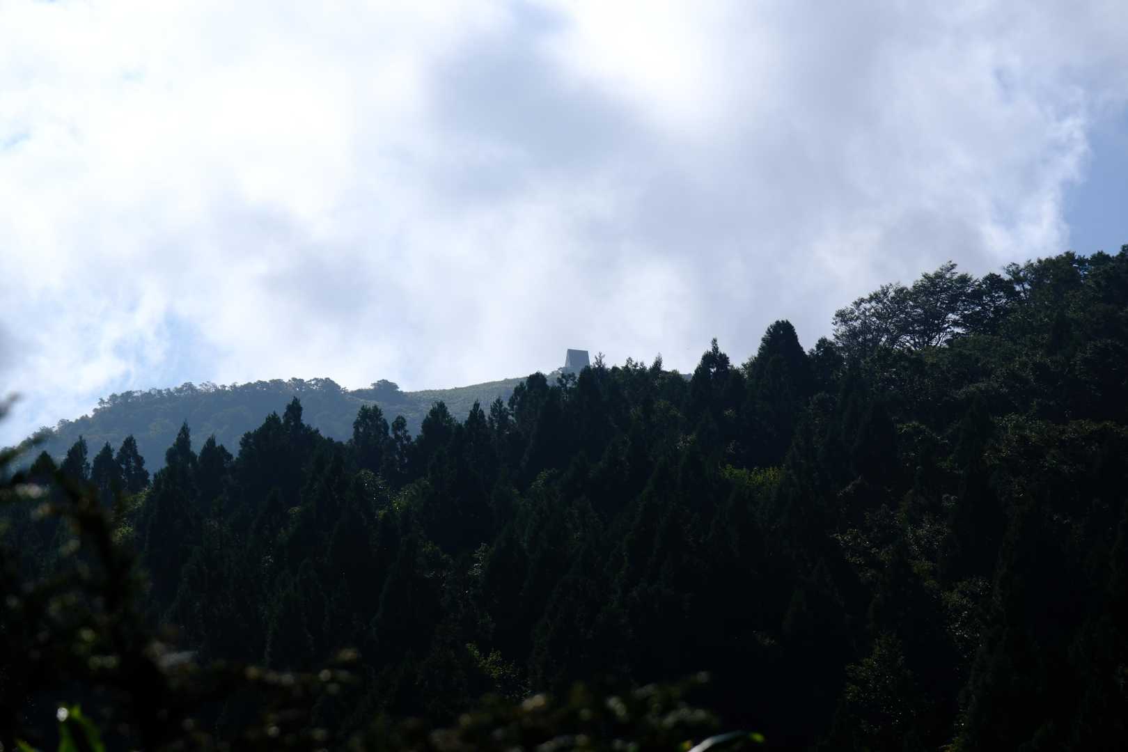 中央奥当たりの山頂小屋が見えてます。