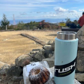 ポンポン山の中心でお菓子を食べる。