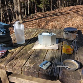 空いているし、テーブル広く使いたい放題に広げ