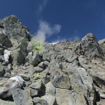 急登を登り切って岩場に取付きます