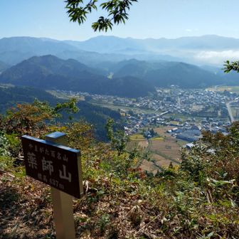 新しめのきれいな看板です。