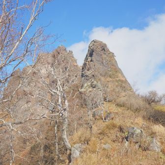 手前がジャンダルムで奥が山頂本峰。