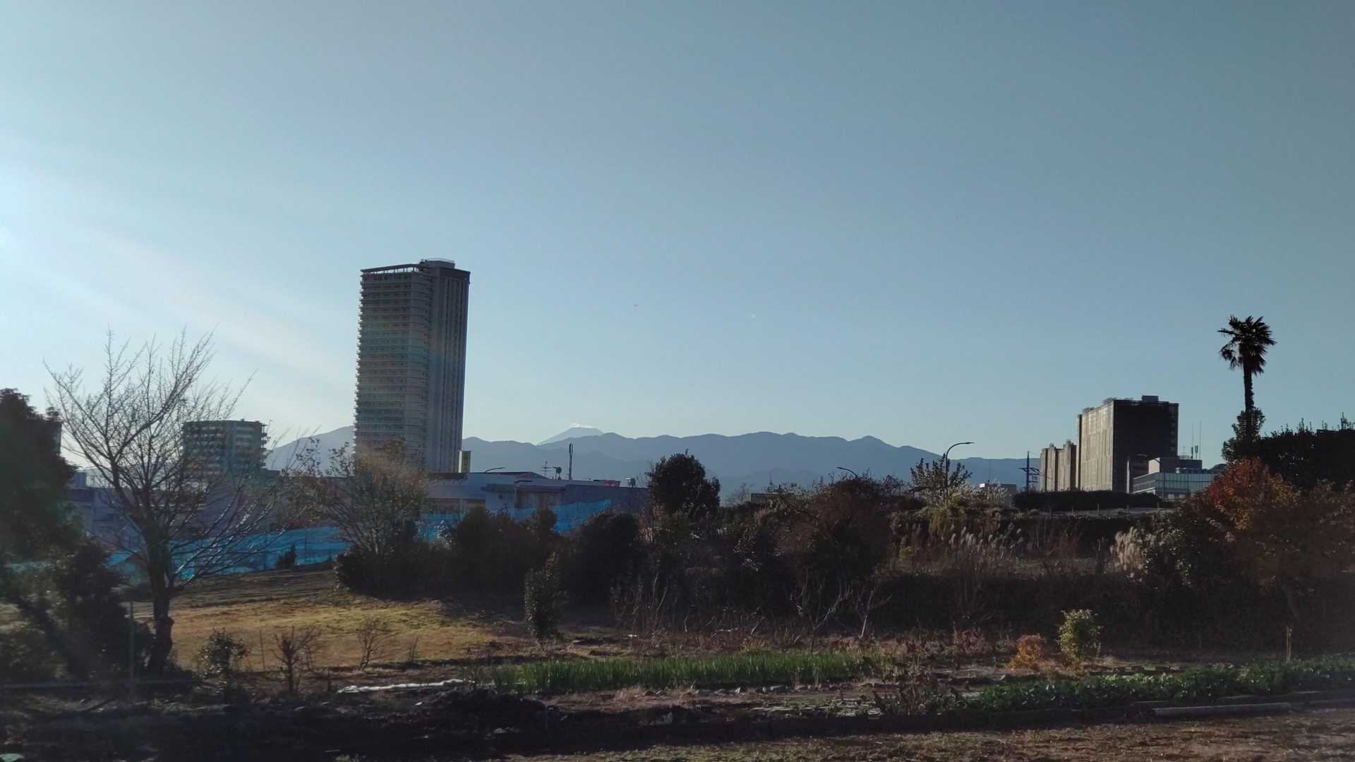 畑の中に 高層マンション
富士山が見えましたよ🎵
