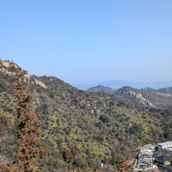向こうの山から…
通ってきた鏡岩　
この後行く天空の鳥居　
昨日山歩した天狗ノ南山の巨岩が見えます🫡
