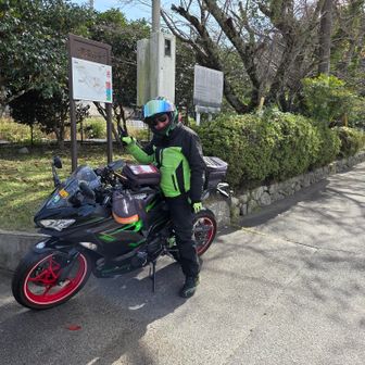 たまたま居合わせたライダー。雲興寺（うんこうじ）の休憩所にて。お互い今日は100㌔ですねと言って笑う。いつかの再会と無事の帰宅を祈って別れた70代と40代。
