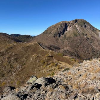 前白根山から見た億白根山。稜線を歩くのは気持ちよさそうではあるが。
