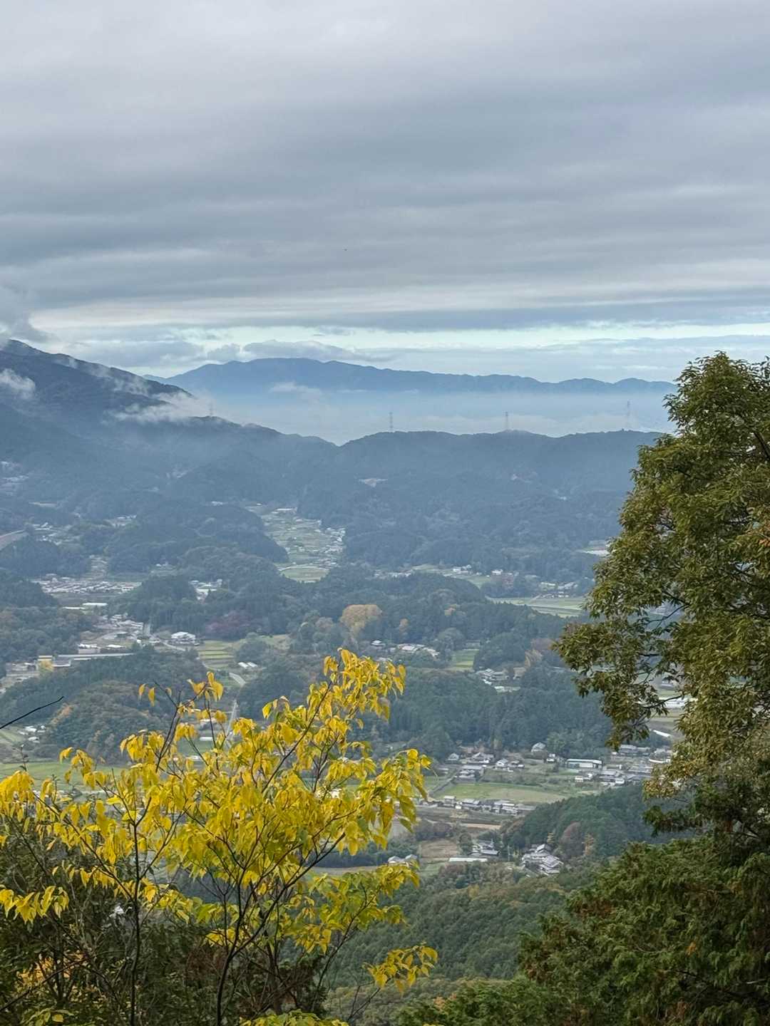 奥に大和葛城山