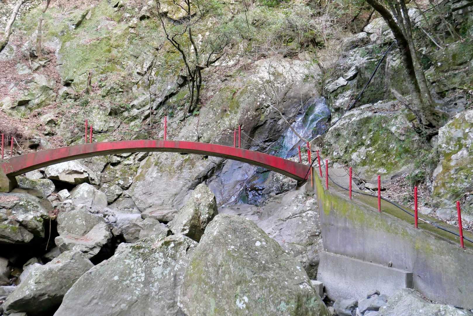 駐車場からすぐ、滝の横を通っていきます