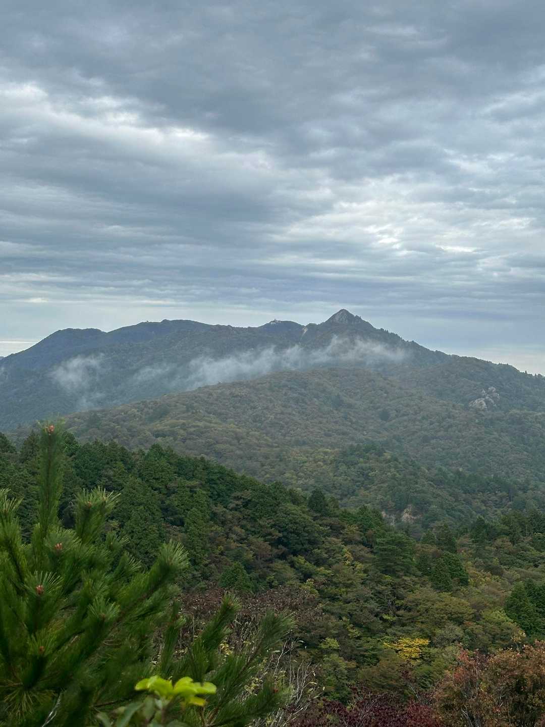 ちょこんと鎌ヶ岳。