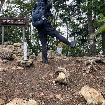 こがしやま　の「K」のポーズで
とうちゃこ🙌

誰もいないからやってみた🤣…すでにヨロけてる…笑

こんなことしているうちに、小雨が降ってきました🌧️ここでレインウェアきました😂