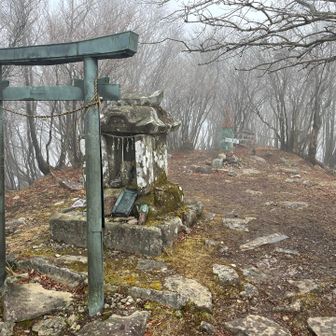 英彦山南岳踏破。山標付近には小さな鳥居と祠が。