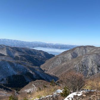 猪苗代湖　遥か彼方の山並みもきれいに見える