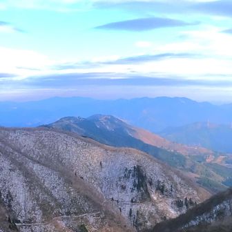 達磨ヶ峰　すっきりと
奥に千ヶ峰　うっすらと