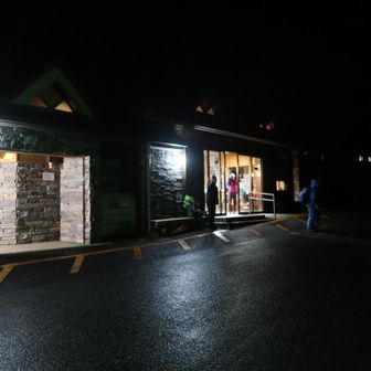 まだ真っ暗な荒川登山口。今日はここから出発。でも、今回はガイドさんがいるので何も考えずに気楽なものだ。
ガイドさんから注意事項の説明があったが、その中にガイドさんのペースについてこれない方はリタイアしてもらうという説明には少し焦った。