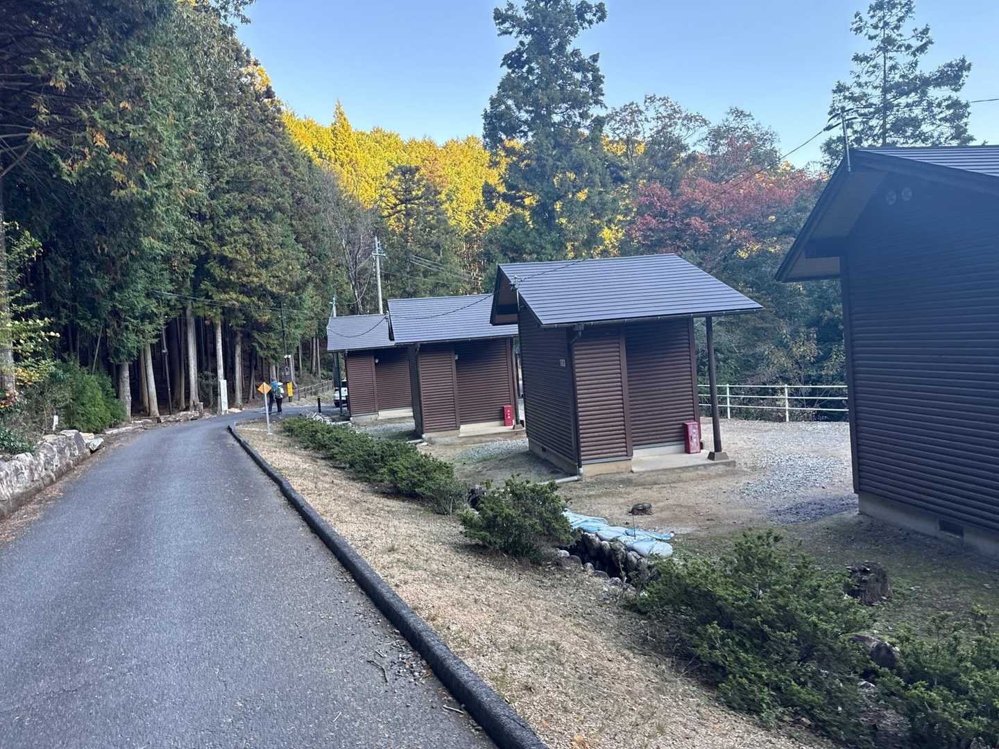 仙水峡キャンプ場のバンガロー　この辺に車を停めました