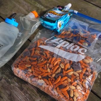 縦走では大きな袋にまとめて入れて､休憩時に小分けの袋へ詰め直す。

2泊3日だけど距離は長かったので
行動食だけで800gほど。
水も同じような感じで管理してます。