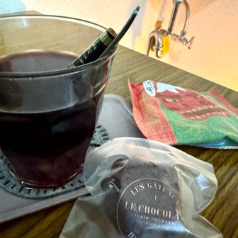 食後に
ホットワイン🍎ジャム入りを。。
みんなにいただいたお菓子をつまみに、1人反省会。

☑︎まず、9時の始発に乗るべきだった。
雪道ど緊張そろりそろり運転を想定して、30分余裕見て家を出発するべき。
始発に乗れば、リルートしても小屋に16時に着けたはず。
☑︎北横岳から亀甲池のルートは雪が溜まりやすい。腰までの積雪のノートレースは無理。前日に状況確認する！平日は避ける。
☑︎リルートの三ッ岳経由。最大の敗因。
北横岳から三ッ岳経由雨池峠まで2時間かかっている。
私の足だと、北横岳から山頂駅まで30分、雨池峠までだったら40分。。
あちゃちゃちゃ、、1時間20分も短縮出来たあぁ、、15時半に小屋到着出来たはず。。
あの時の私の冒険心を悔やむ🤦‍♀️🤦‍♀️🤦‍♀️
