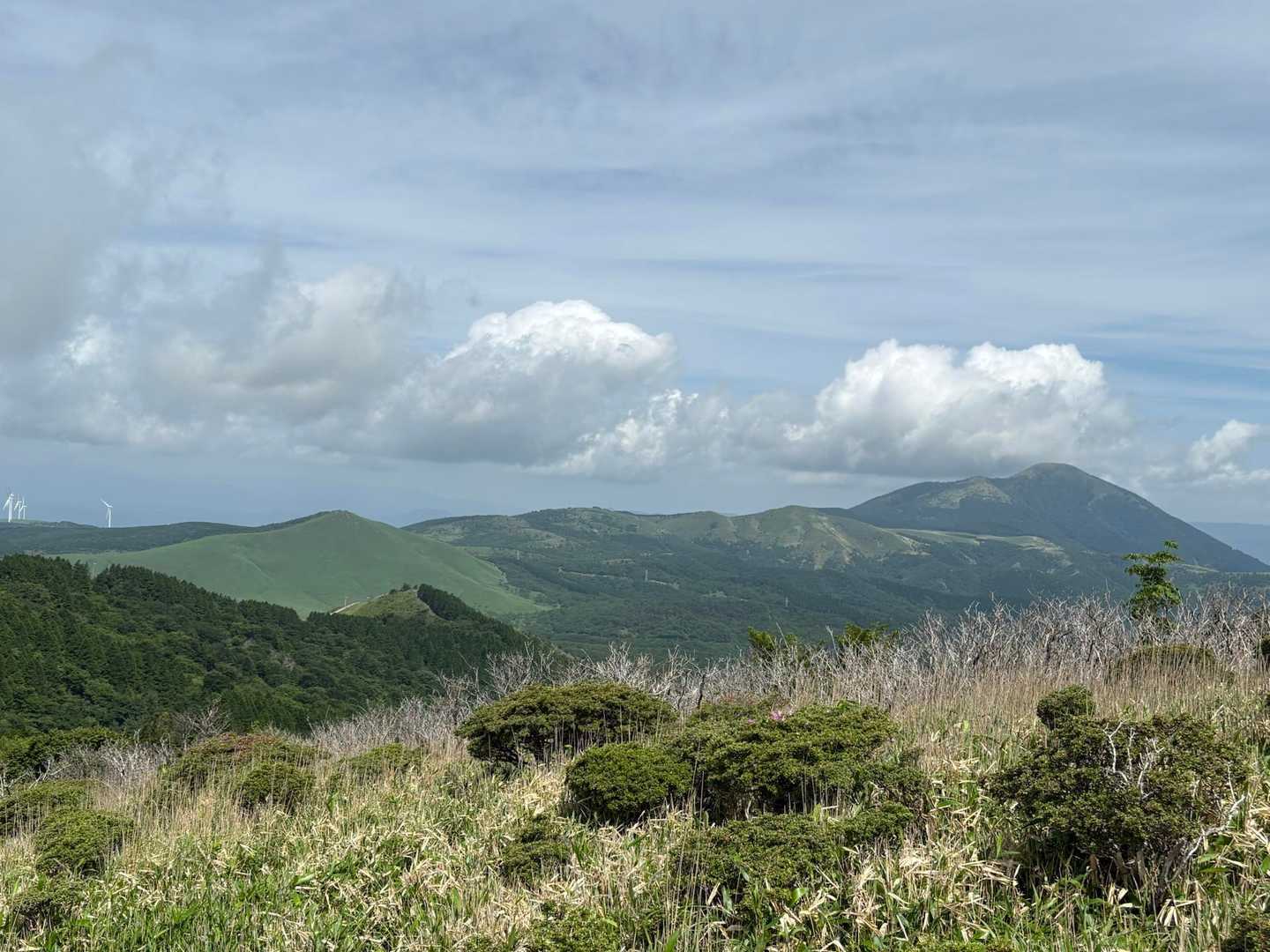 一目山〜涌蓋山
ぽっかり雲が飛んで行く。