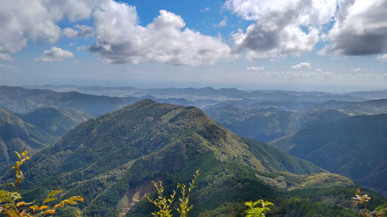 山頂から敷ノ山、その先には太平洋