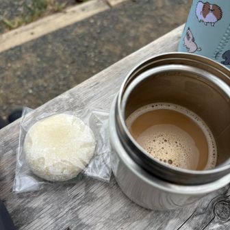 名物きびもち団子とコーヒーで休憩☕️♪ 今日は寒くなくてよかった😌　登ると汗ばむので上着を脱いだり着たりが忙しい😑この時期の低山のウェアにいつも迷います