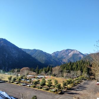 とても  広い駐車場🚗   
しかも  🚾あり
安心🤗
(神様がいてぇ～♪)