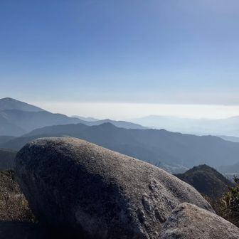 黄砂で霞んでいますが、絶景です。
岩の上にも上ってみました。
