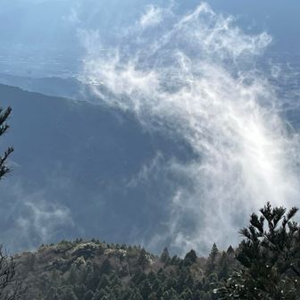 晴れてきたら霧が晴れて雲が下から風に乗って上がってきてた