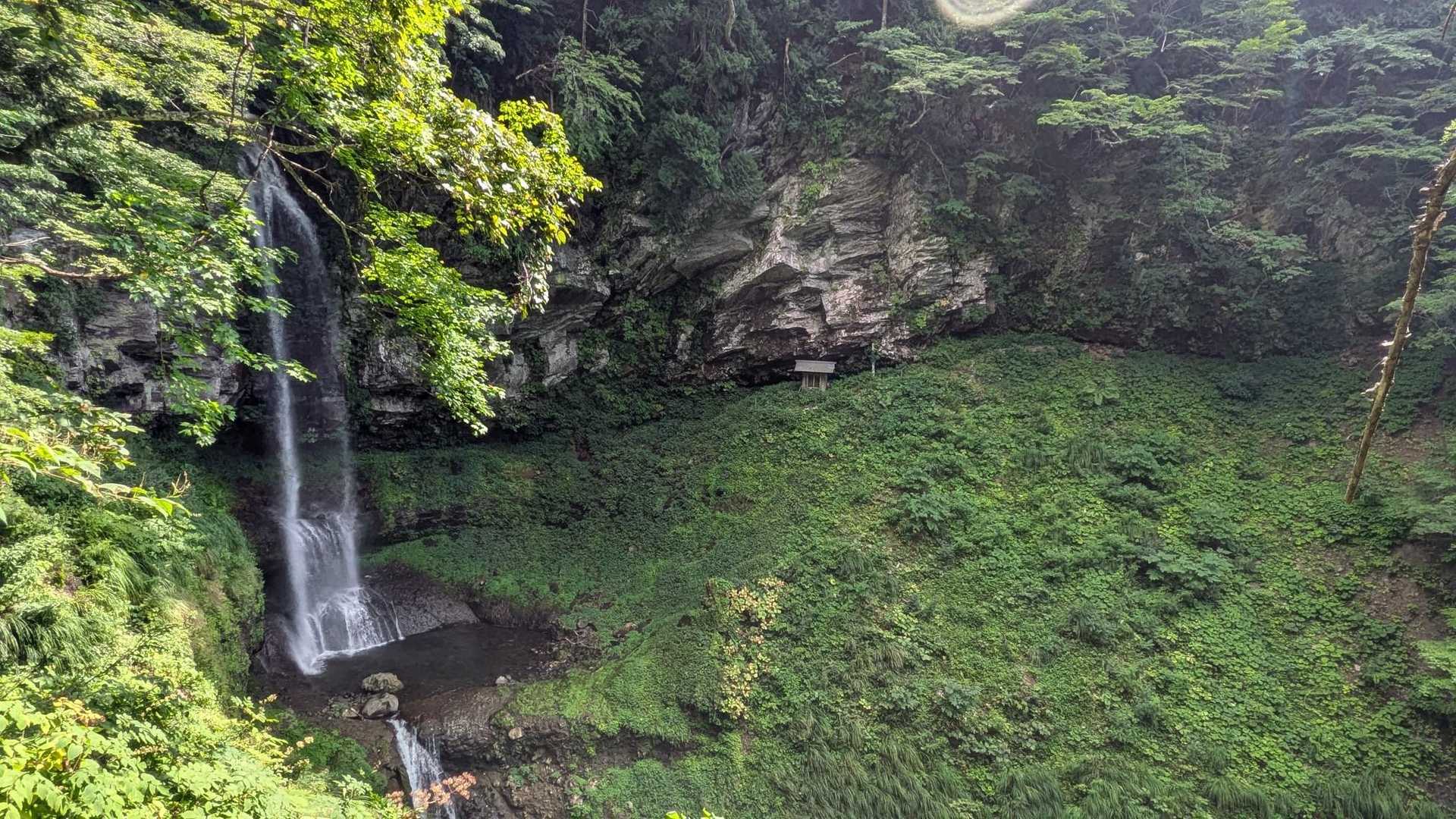 13年前はあそこまで行けて滝の裏でマイナスイオンを浴びたんです！🫧🌀