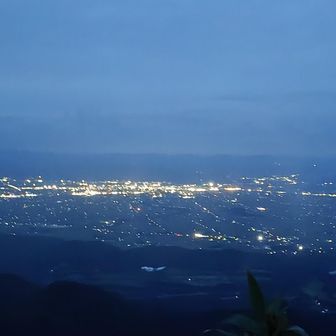 真昼岳さんちょから町の灯り…
街の明かりが〜とてもキレイね大曲ぃ〜🎶
