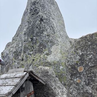 山頂
岩の上に乗る人もいるけど、雨風出てきたのでそこまではせず