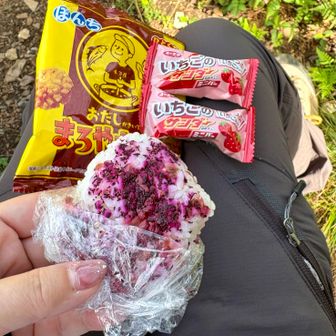 帝釈山山頂のベンチで、
オニギリとオヤツ