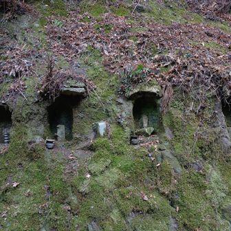 ほんとは磨崖仏にしたかったのかな…