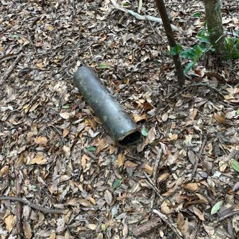 炭焼き窯の土管
ピークを殆ど巻く道は炭焼きや薪取の道だった？