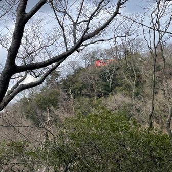 信貴山雄岳を
雌岳からのぞむ