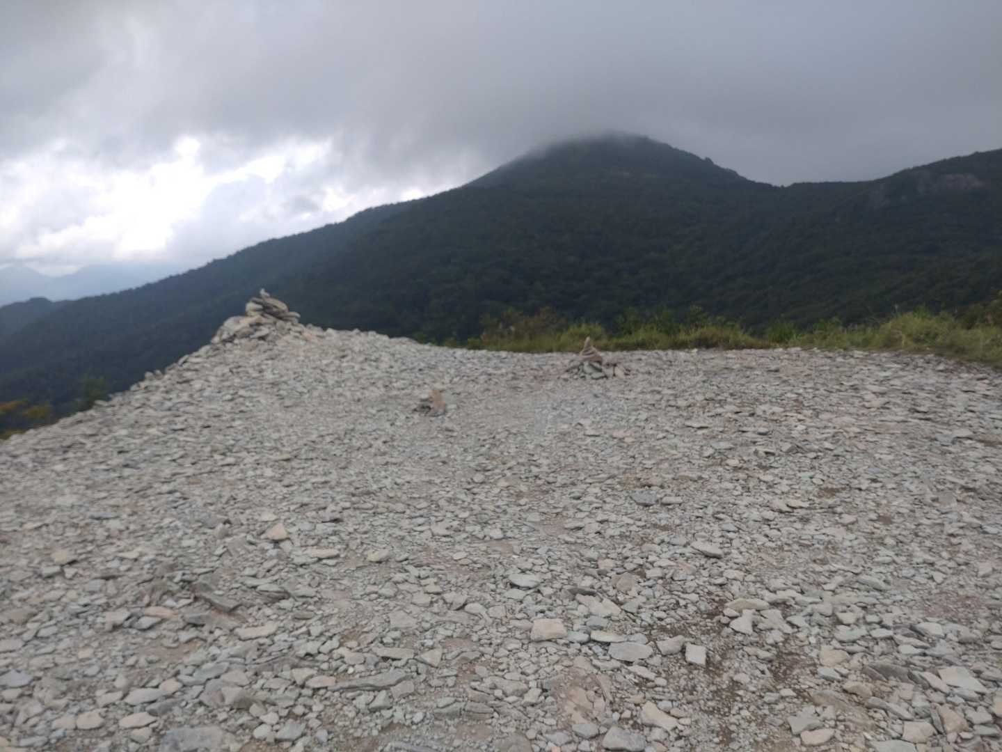 最初のピークまで来ました。
大将旗山はガスの中です😅