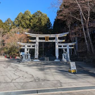 まだ混んでいない三峰神社、三ツ鳥居。